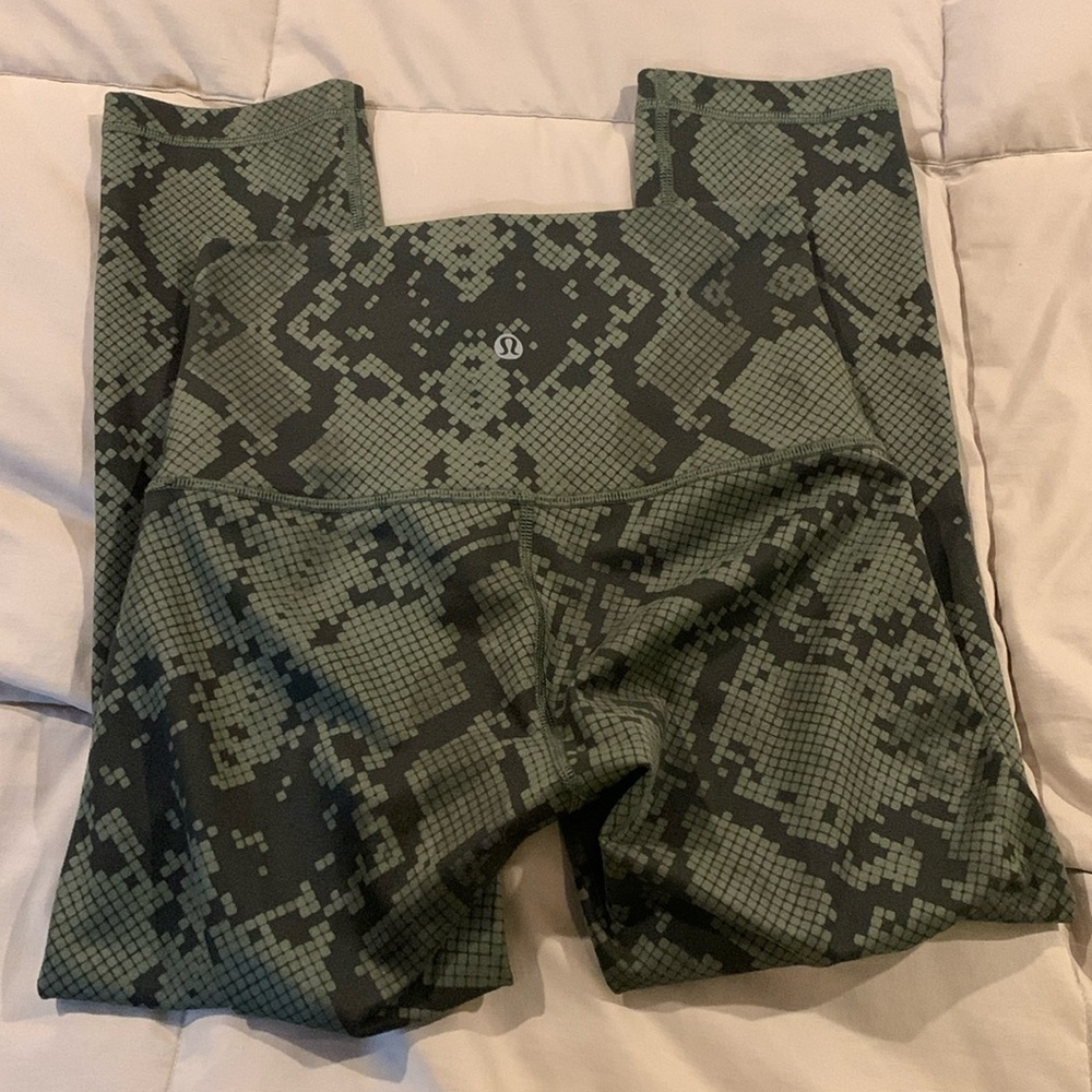 Lululemon Womens Green Black/Dark Gray Calf Length Reptile Pattern Legging/Sz 4